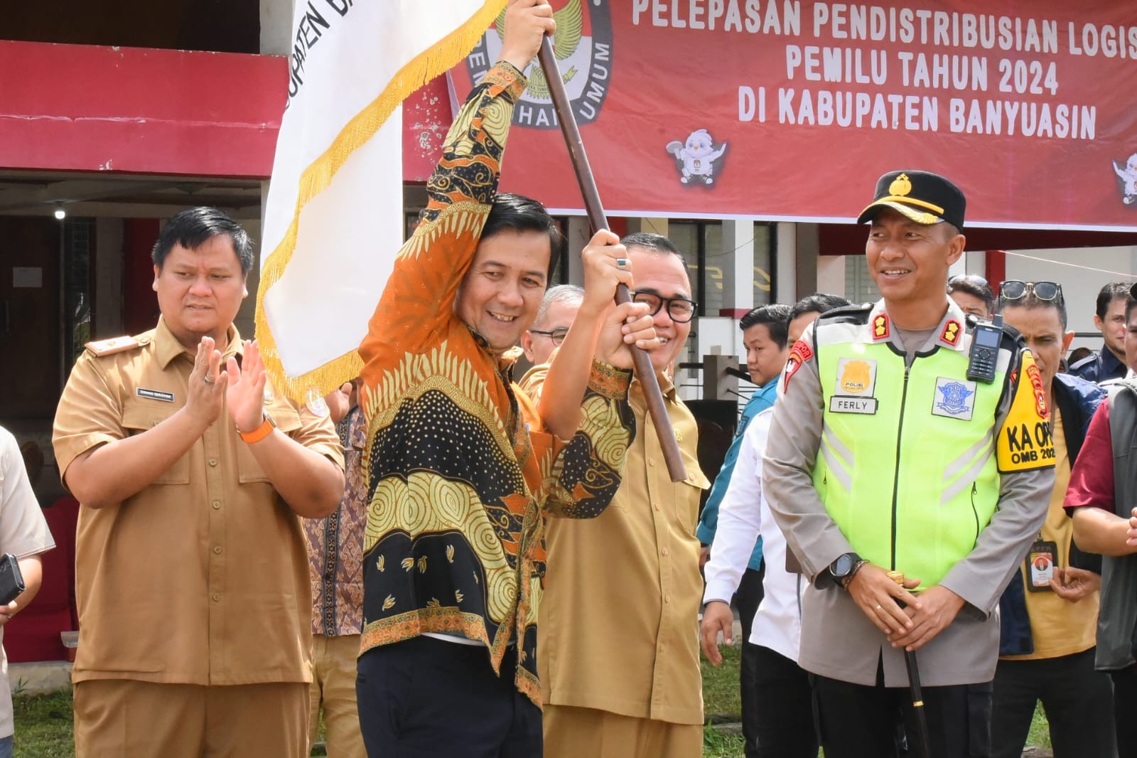 Siap Laksanakan Pemilu 2024, Pj Bupati Lepas Logistik