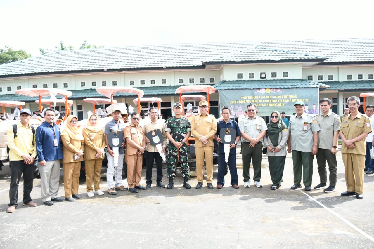Pemkab Banyuasin Serahkan 42 Unit TR 4 Kepada Poktan