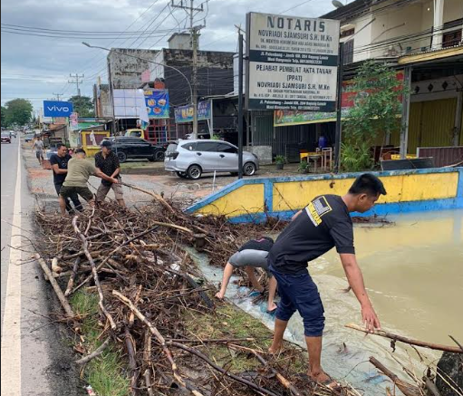 Pemerintah Daerah Hadir Layani Warga Terdampak Banjir di Bayung Lencir