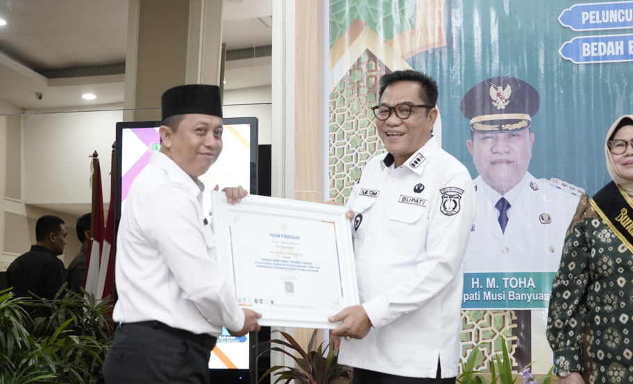 Bupati Muba Serahkan Penghargaan Kearsipan dan Digitalisasi 2025