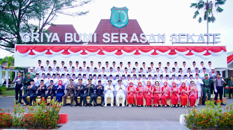 Bupati Toha Pimpin Upacara HUT ke-80 RI di Halaman Pendopoan Griya Bumi Serasan